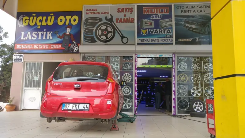 Güçlü Oto Lastik Altınkum şubesi önünde lastik değişimi